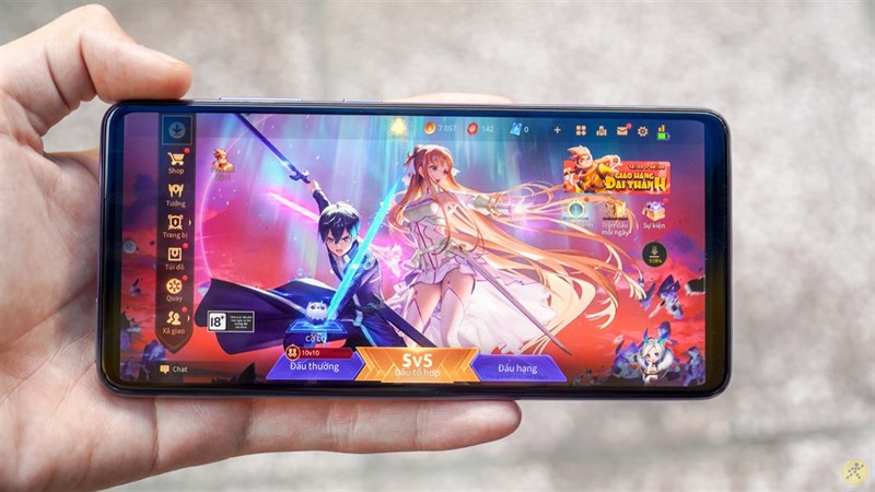 Tấm nền AMOLED có độ phân giả Full HD+ cùng tần số quét 90 Hz đủ để đáp ứng nhu cầu giải trí. Tấm nền AMOLED có độ phân giả Full HD+ cùng tần số quét 90 Hz đủ để đáp ứng nhu cầu giải trí.