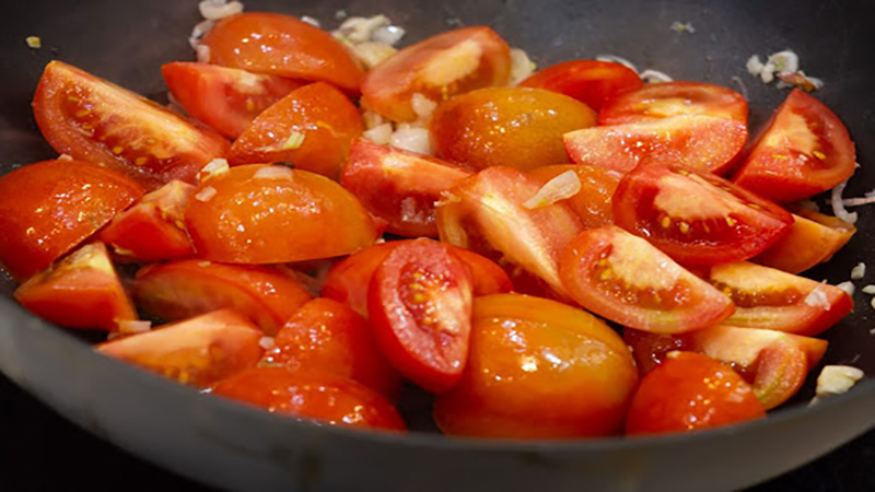 Bước 3: Làm sốt cà chua