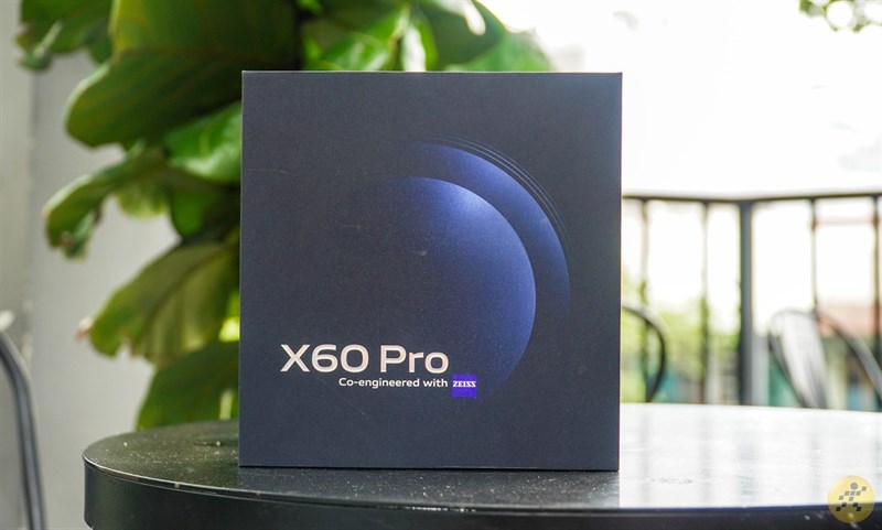 Hộp đựng của Vivo X60 Pro đã toát lên vẻ huyền bí.