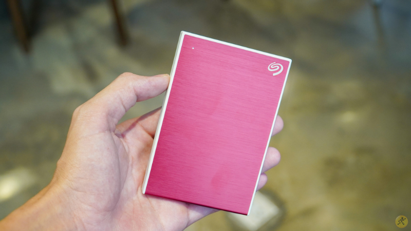 Mình rất thích màu đỏ của ổ cứng Seagate Backup Plus Slim, trông khá sang trọng và nổi bật.