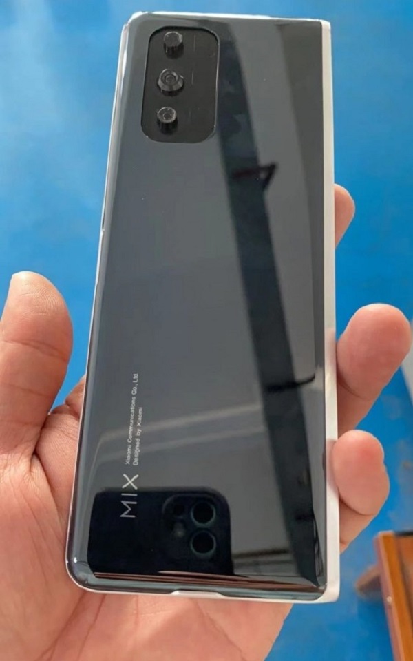 Nguyên mẫu smartphone màn hình gập Xiaomi Mi MIX bất ngờ xuất hiện thực tế trên tay người dùng