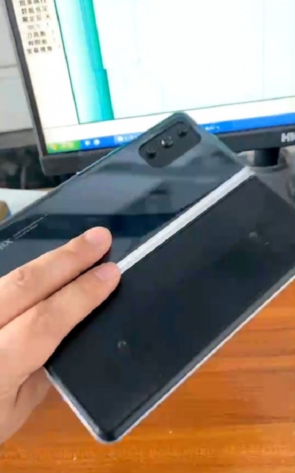 Nguyên mẫu smartphone màn hình gập Xiaomi Mi MIX bất ngờ xuất hiện thực tế trên tay người dùng