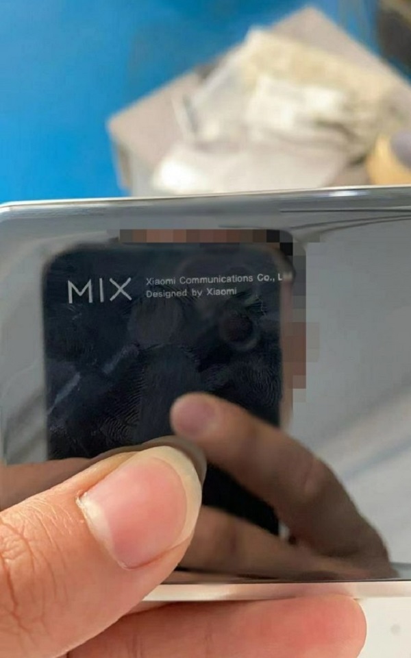 Nguyên mẫu smartphone màn hình gập Xiaomi Mi MIX bất ngờ xuất hiện thực tế trên tay người dùng