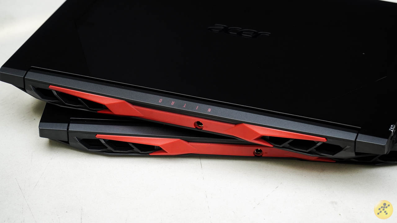 Cạnh sau của bộ đôi Acer Nitro AN515