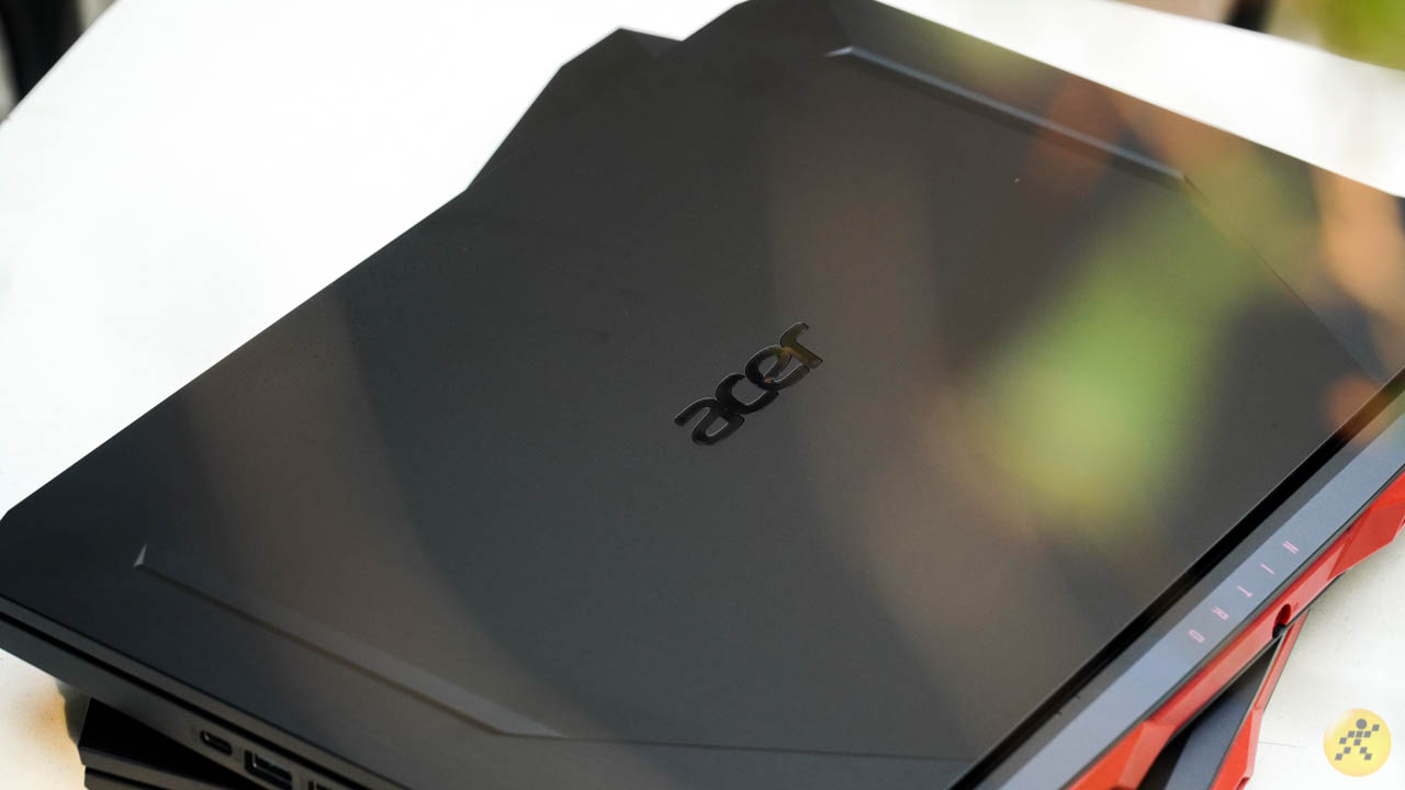 Mặt lưng máy có logo Acer