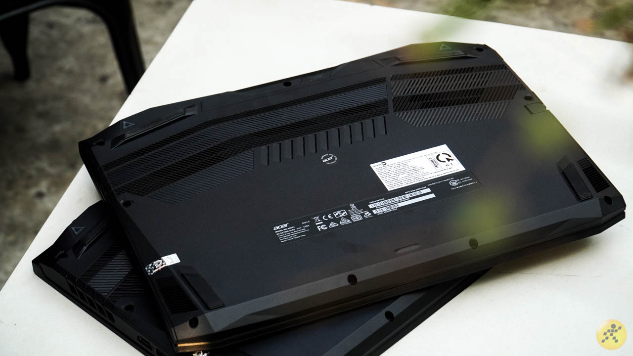 Mặt đáy của bộ đôi Acer Nitro AN515