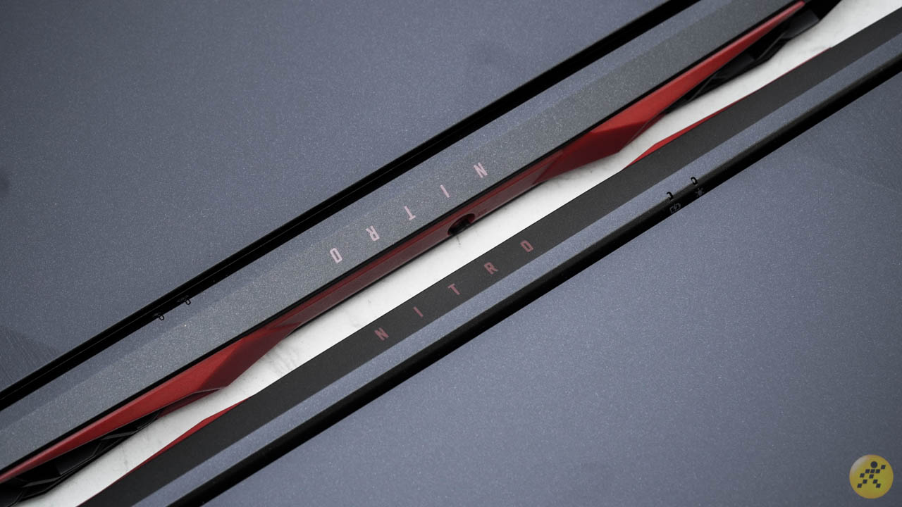 Cạnh sau có dòng chữ N I T R O