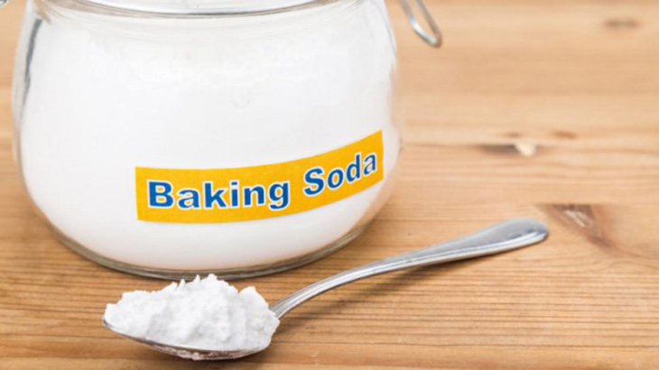 Baking soda (muối nở) giúp hấp thụ bớt dầu trên tóc