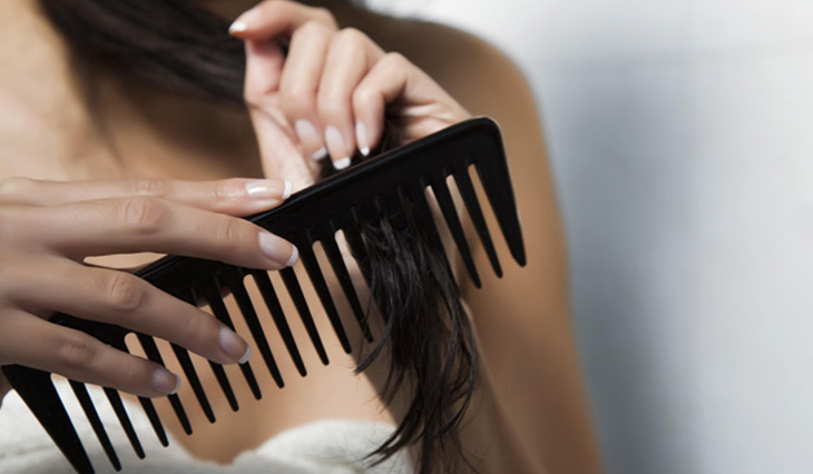 Việc chải đầu và chải tóc thường xuyên dẫn đến tóc dầu
