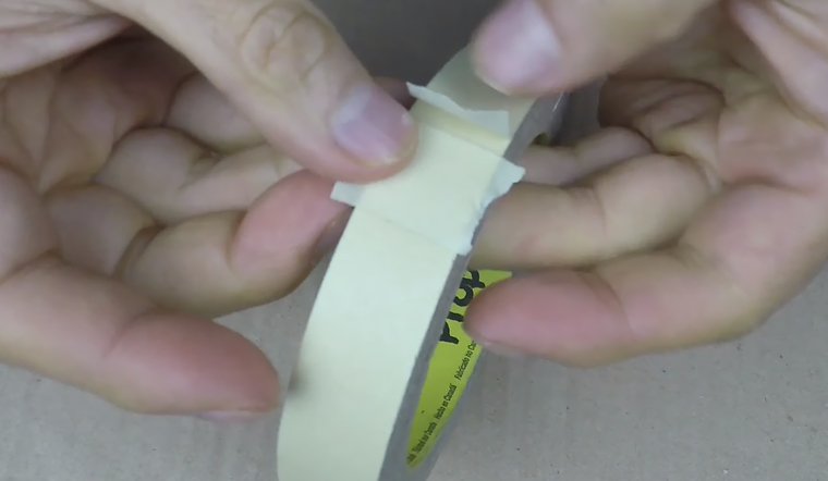 Khi đã lột được băng keo và sử dụng xong, hãy dính một đoạn băng nhỏ lên cuộn, sau đó mới dán lại.