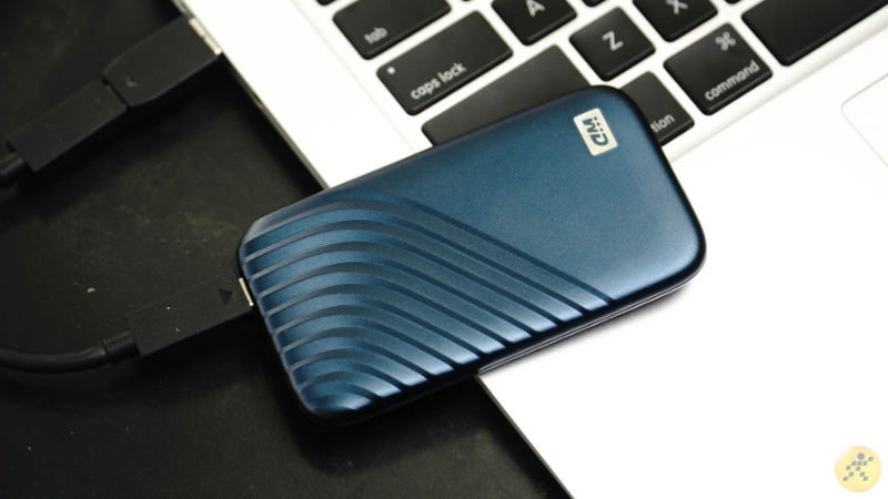 Cá nhân mình khá thích màu xanh dương đậm của ổ cứng SSD 500 GB WD My Passport.