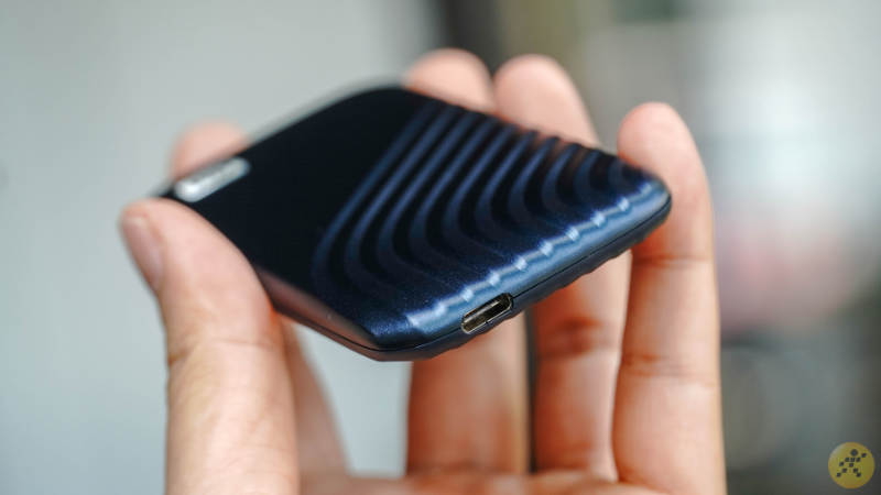 Cạnh dưới của ổ cứng là nơi đặt cổng USB Type-C (tương thích với USB 3.2 Gen-2, USB Type-C và USB Type-A).