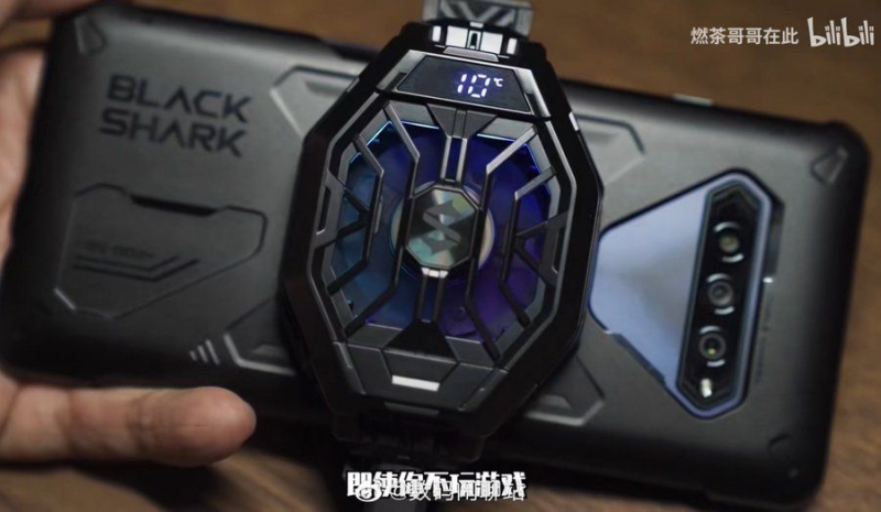 Hệ thống tản nhiệt gắn ngoài trên Black Shark 4 Pro Hệ thống tản nhiệt gắn ngoài trên Black Shark 4 Pro