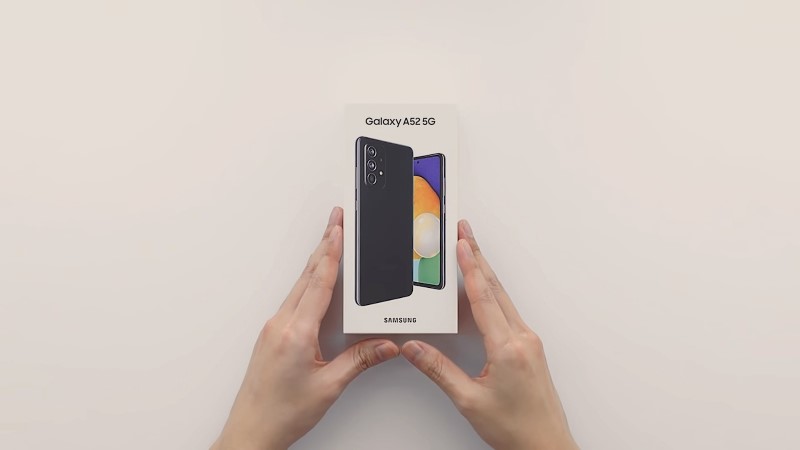 Video mở hộp Galaxy A52 và Galaxy A72 theo phong cách của Samsung, để xem bên trong có những phụ kiện gì