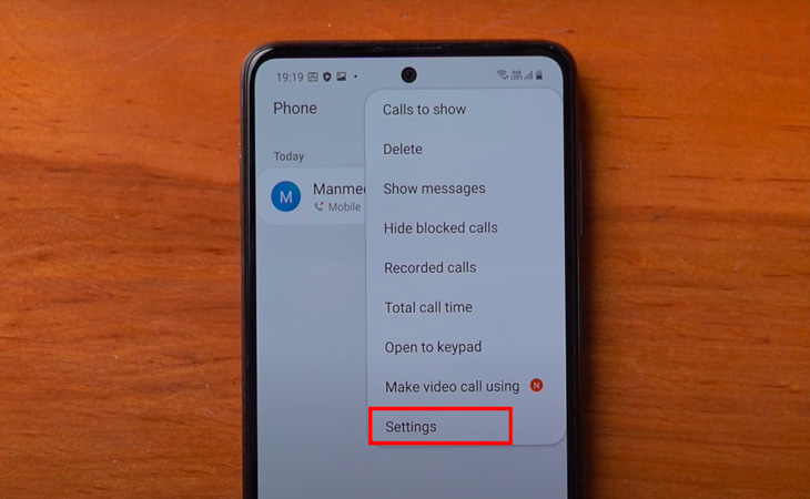 Bước 1: Ở ứng dụng điện thoại > Chọn Cài đặt (Settings).