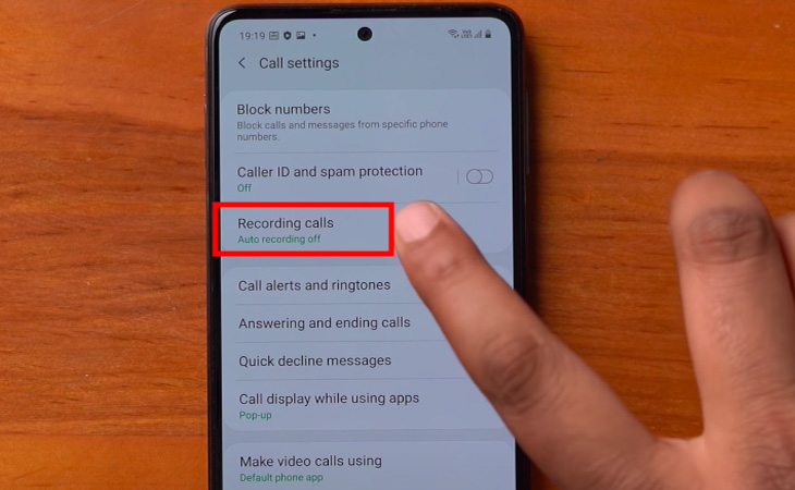 Bước 2: Chọn mục Ghi âm cuộc gọi (Recordings calls).