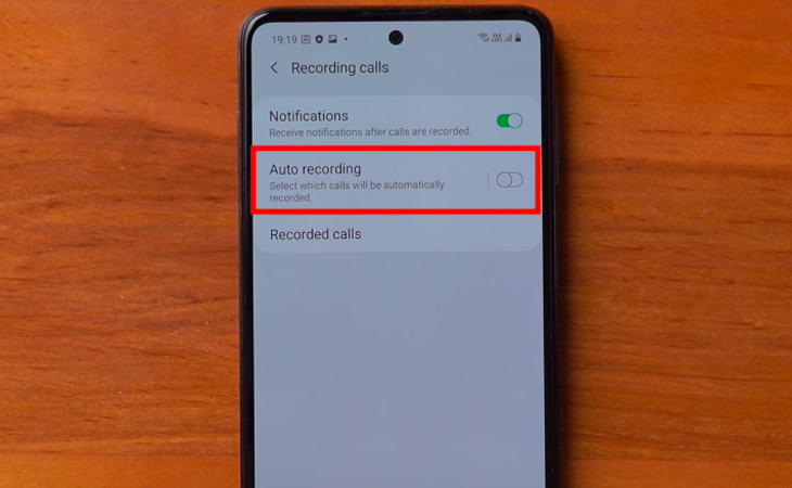 Bước 3: Chọn Bật Ghi âm cuộc gọi tự động.