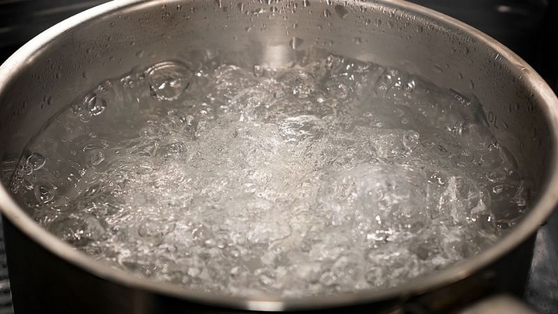 Đun sôi nước khoảng 80-90 độ C để tiệt trùng đồ dùng kim loại