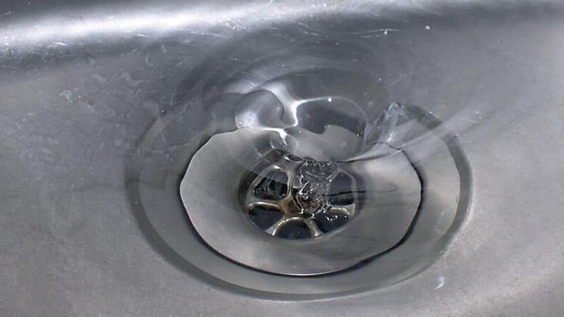 Xả nước trong bồn rửa