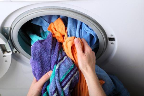 Máy giặt bị quá tải do quá nhiều quần áo