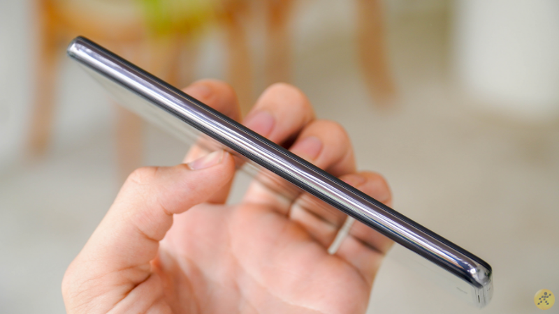 Cạnh trái thì hoàn toàn trống trơn. Cạnh trái thì hoàn toàn trống trơn.