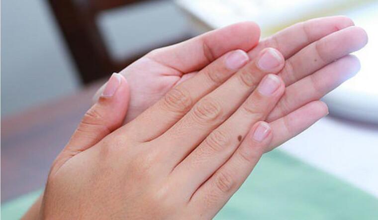 Bỏ ra vài giây xoa bóp ngón tay, bạn sẽ ngạc nhiên khi thấy lợi ích của việc này