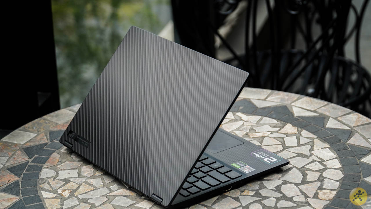 Mặt lưng máy có họa tiết kẻ chéo cách đều nhau Mặt lưng máy có họa tiết kẻ chéo cách đều nhau