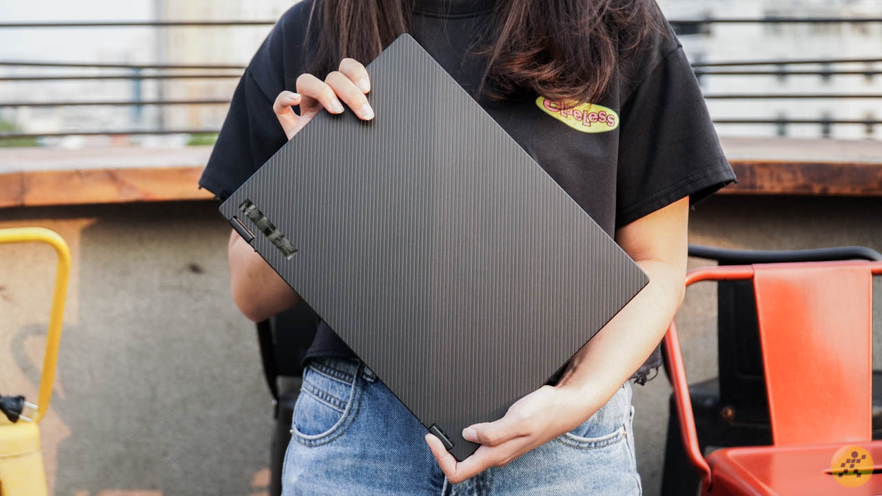 Cảm giác cầm nắm ASUS ROG Flow X13 rất nhẹ Cảm giác cầm nắm ASUS ROG Flow X13 rất nhẹ