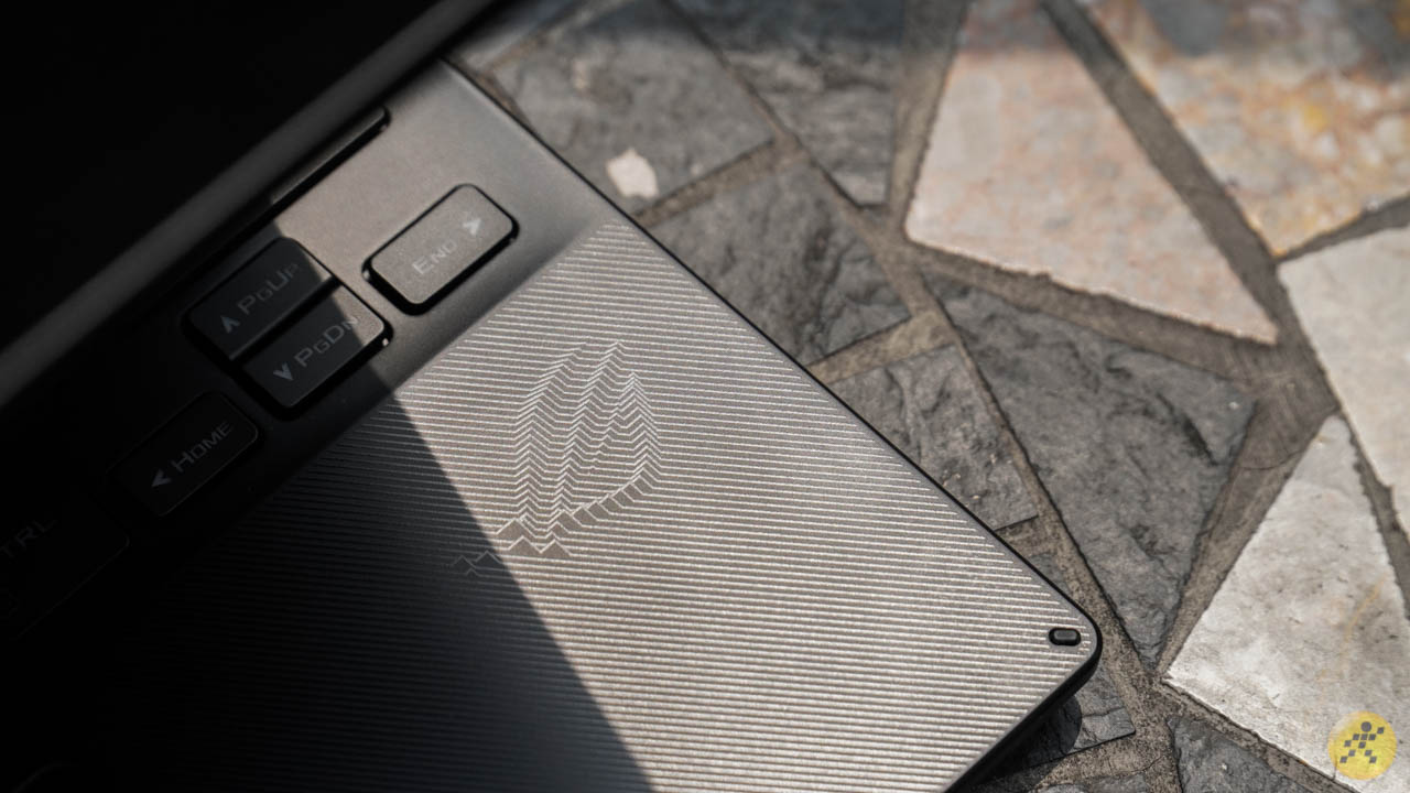 Logo chìm ROG ở góc bên phải Logo chìm ROG ở góc bên phải