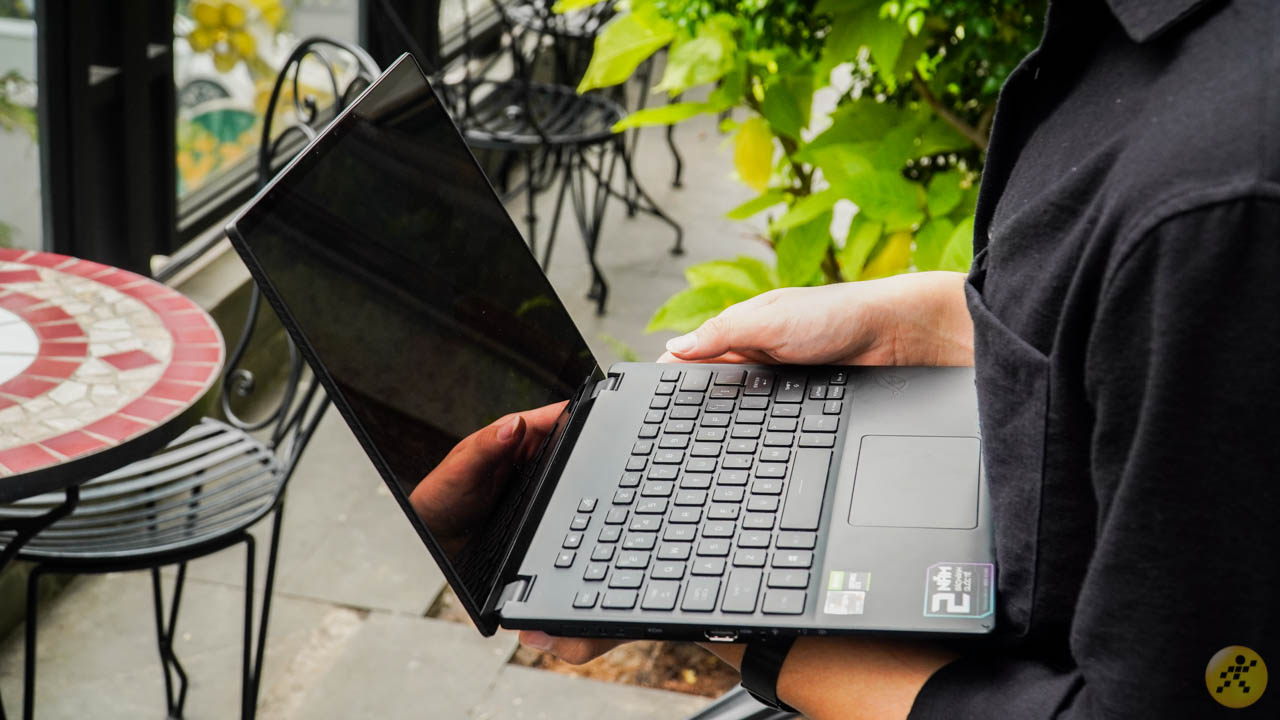 Máy rất nhẹ và bạn có thể sử dụng một tay Máy rất nhẹ và bạn có thể sử dụng một tay