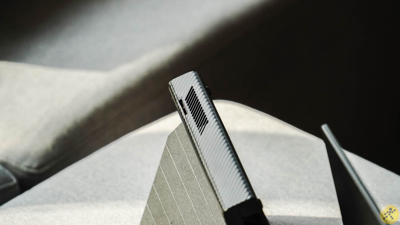 Cạnh trên của eGPU Cạnh trên của eGPU