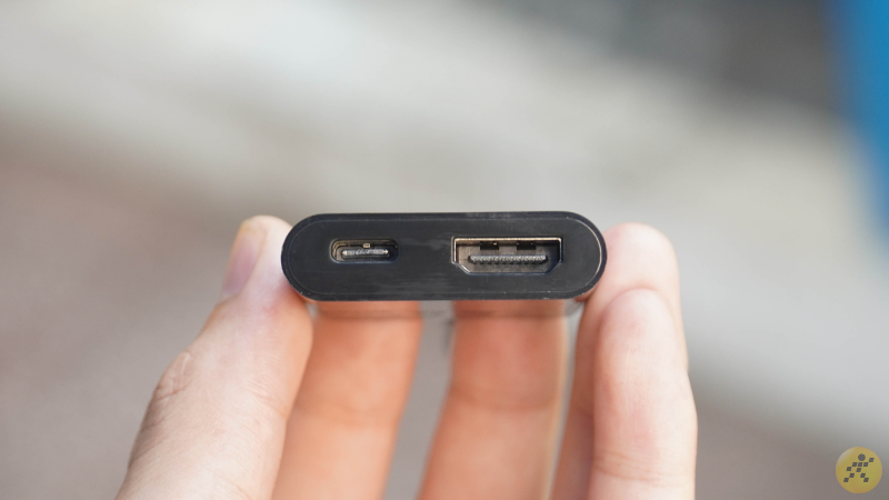 Cổng USB Type-C (bên trái) và cổng HDMI (bên phải) của adapter chuyển đổi Type-C - HDMI Belkin AVC002.