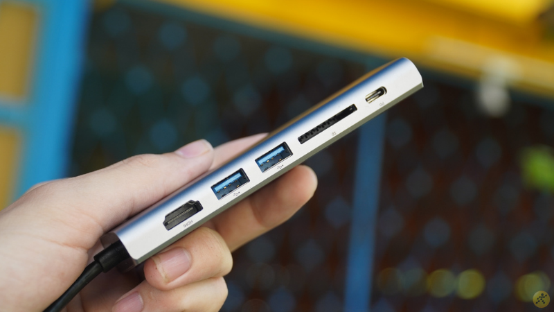 (Từ trái qua phải) Các cổng kết nối của mẫu adapter Belkin 6 in 1: HDMI, 2 cổng USB Type-A 3.0, khe cắm thẻ nhớ SD/SDXC/SDHC và cổng LAN.