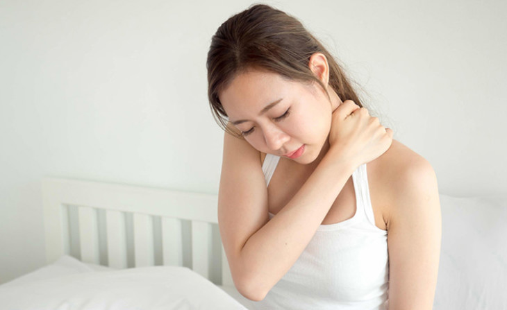Cách dùng quạt khi ngủ đúng cách, an toàn cho sức khỏe > Ngủ quạt thường xuyên có thể gây đau cơ, nhức mỏi