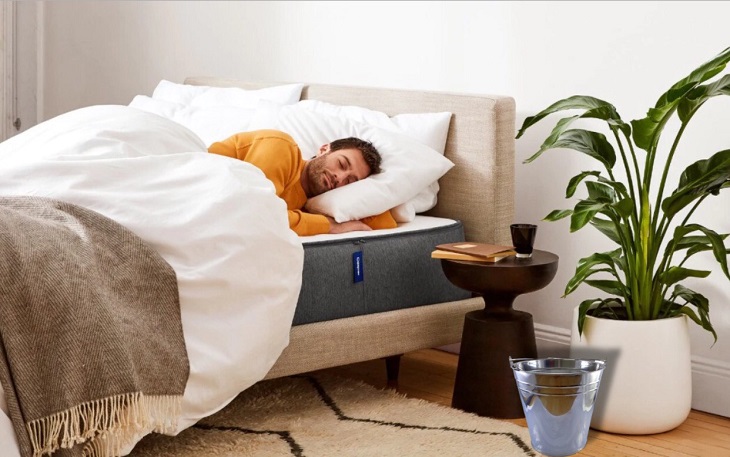 Cách dùng quạt khi ngủ đúng cách, an toàn cho sức khỏe > Đặt 1 xô nước ở cạnh giường giúp phòng ngủ thoáng mát hơn