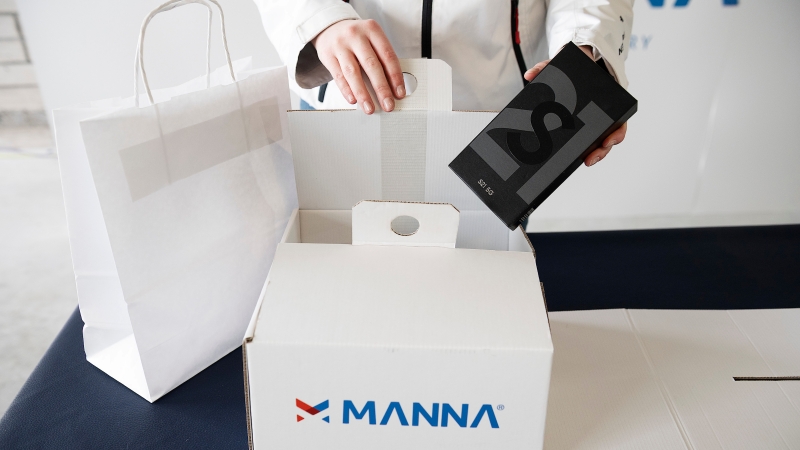 Manna gói sản phẩm để giao cho khách hàng