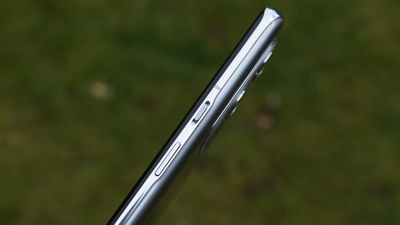 Cạnh phải của thiết bị là nút nguồn và nút bật/tắt âm