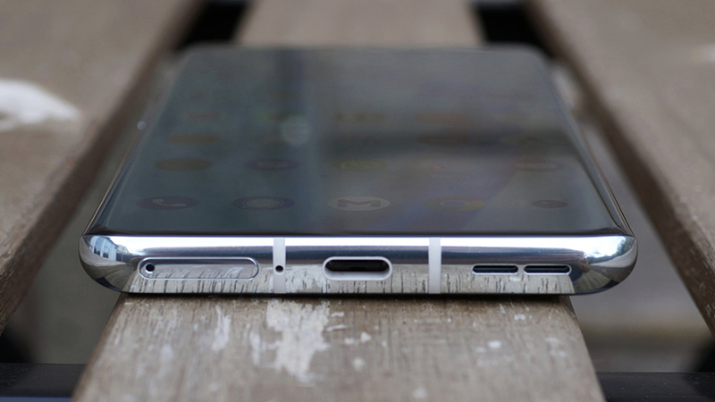 Trong khi mặt dưới sẽ là khe SIM, cổng sạc USB-C và loa