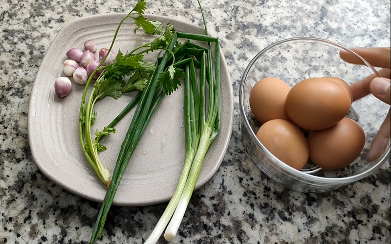 How to make fried eggs with fish sauce, rice and bread are delicious