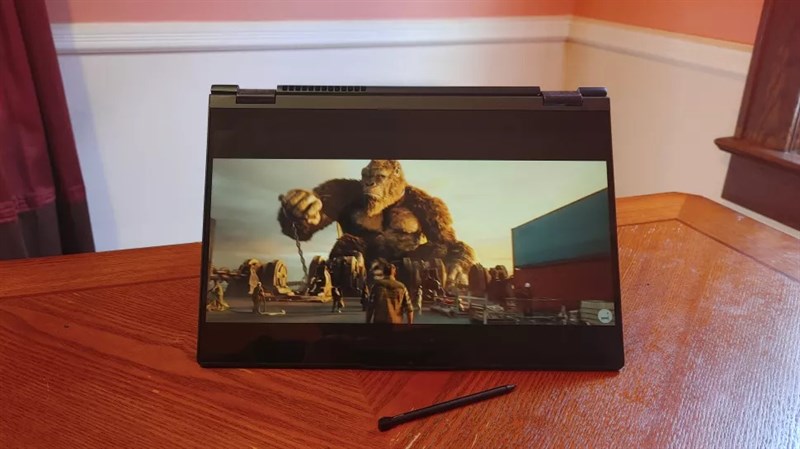 Lenovo ThinkBook 14S Yoga còn được trang bị màn hình cảm ứng mượt mà.