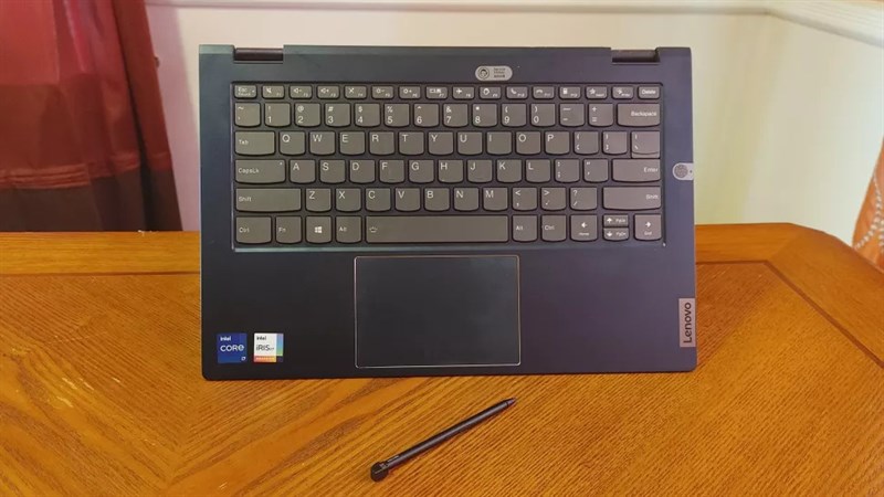 Bàn phím và bàn rê chuột trên Lenovo ThinkBook 14S Yoga mang lại cảm giác sử dụng khá ổn.