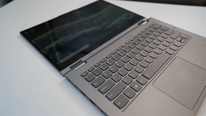 Bàn phím và bàn rê chuột trên Lenovo ThinkBook 14s Yoga mang lại cảm giác sử dụng tương đối ổn. Nguồn: DHIARCOM.