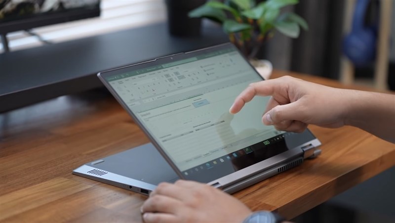 Lenovo ThinkBook 14s Yoga còn được trang bị màn hình cảm ứng mượt mà.Nguồn: DHIARCOM.