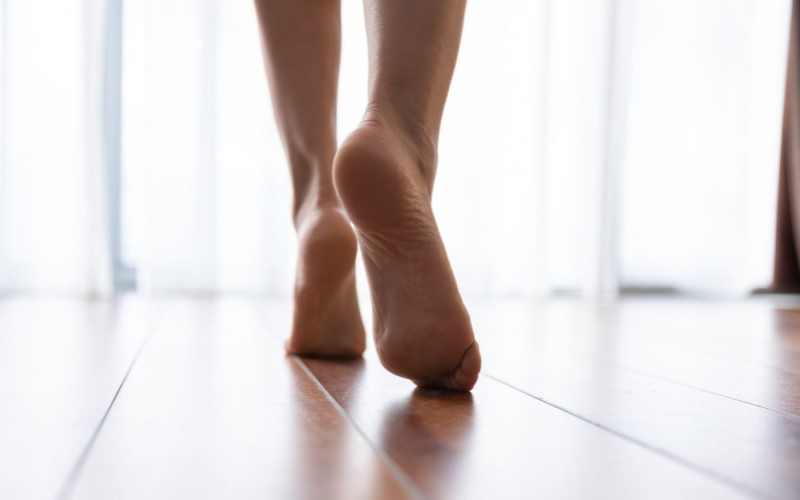 Đi chân trần hay đi dép trong nhà tốt hơn?