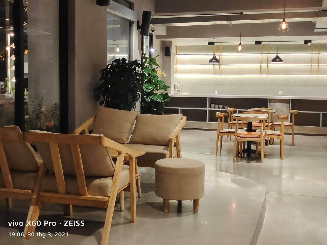 Đây là một góc của quán cà phê mình ngồi nè