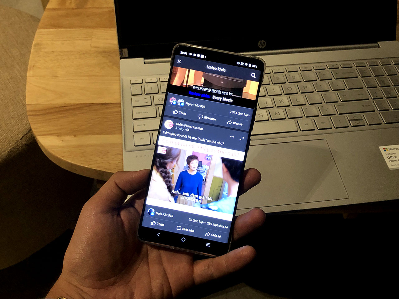 Lại lướt Facebook nữa