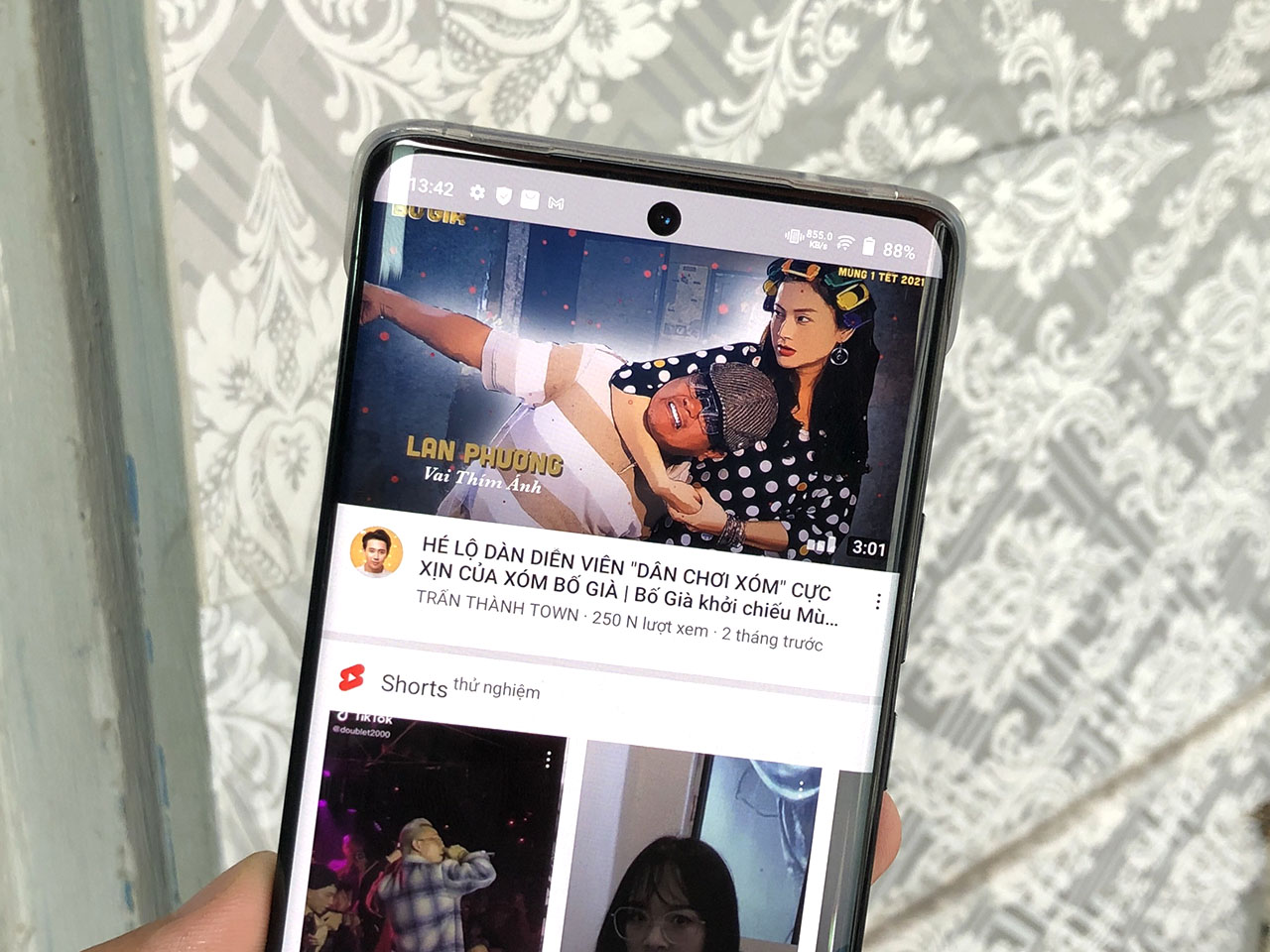 Lướt Facebook xong thì mình xem YouTube trên Vivo X60 Pro nè