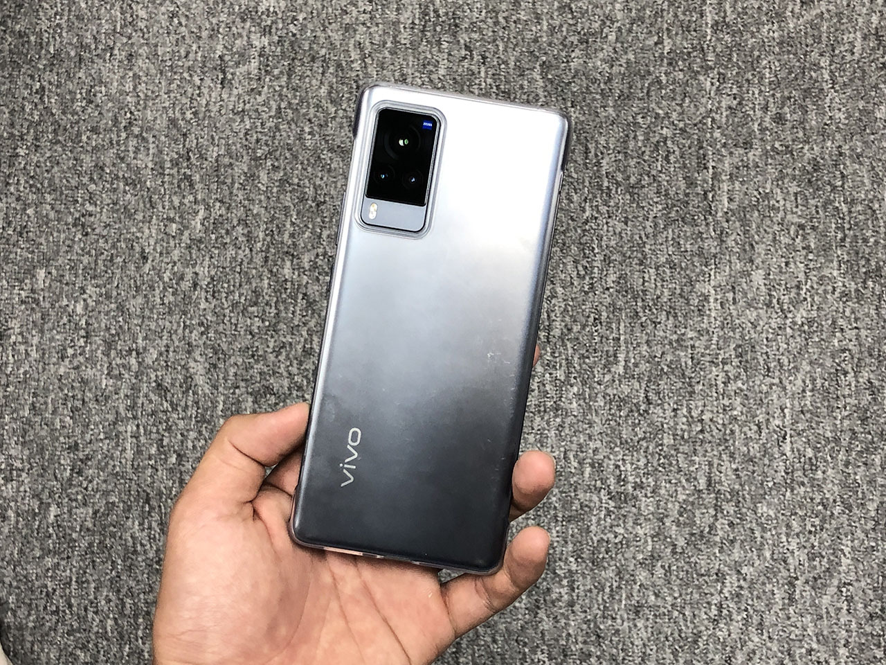 Mình rất ưng ý khi Vivo tặng kèm ốp lưng trong hộp đựng Vivo X60 Pro
