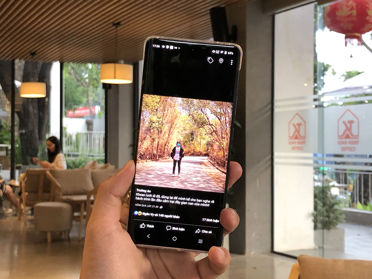 Trải nghiệm lướt Facebook rất sướng nhờ màn hình 120 Hz