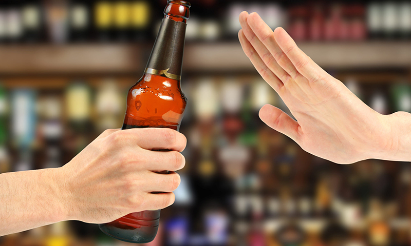 Tránh dùng bia, đồ uống có cồn khi hát karaoke